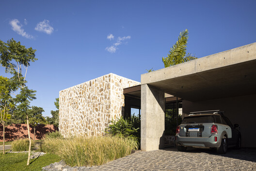Avocado Tree House / Dayala e Rafael arquitetos associados Avocado Tree House / Dayala e Rafael arquitetos associados - Exterior Photography, Concrete, Courtyard