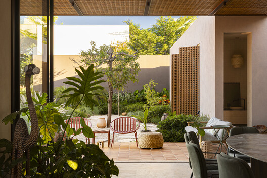 Avocado Tree House / Dayala e Rafael arquitetos associados Avocado Tree House / Dayala e Rafael arquitetos associados - Interior Photography, Garden, Patio, Chair, Courtyard
