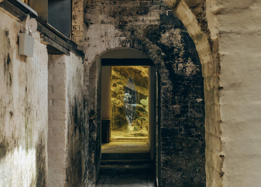 The Architecture of Mold: What Buildings Cannot Control The Architecture of Mold: What Buildings Cannot Control - Image 1 of 22