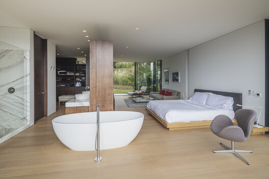Steel House / Alto Arquitectura Steel House / Alto Arquitectura - Interior Photography, Wood, Lighting, Bedroom, Chair, Bed, Bathtub