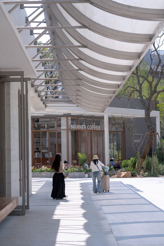 China Resources Wuhan Optics Valley Runjing Park Commercial Renewal / Dachuan Design + WTD Weitu Design - Interior Photography, Concrete, Courtyard, Column