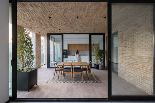 Bahār Residential Building / DIM Architecture Studio Bahār Residential Building / DIM Architecture Studio - Interior Photography, Dining room, Brick