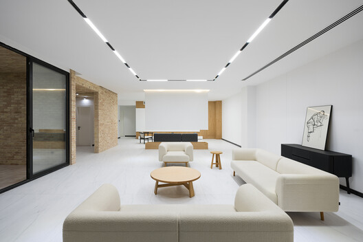 Bahār Residential Building / DIM Architecture Studio Bahār Residential Building / DIM Architecture Studio - Interior Photography, Living Room, Wood, Lighting, Chair