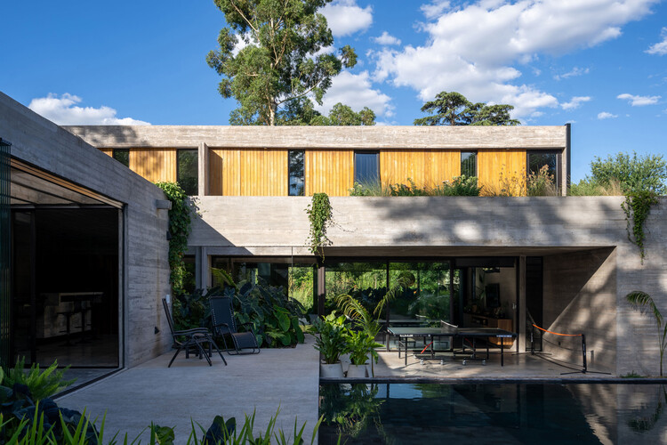 Casa Leloir / Besonias Almeida Arquitectos - Casas