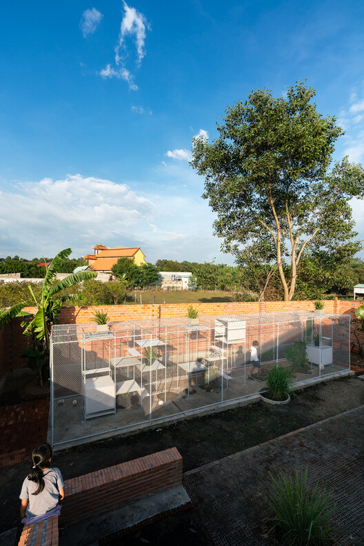 Designing for Chickens: Rethinking How Humans and Animals Share Space - Image 36 of 50