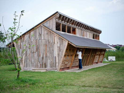 Designing for Chickens: Rethinking How Humans and Animals Share Space - Image 3 of 50