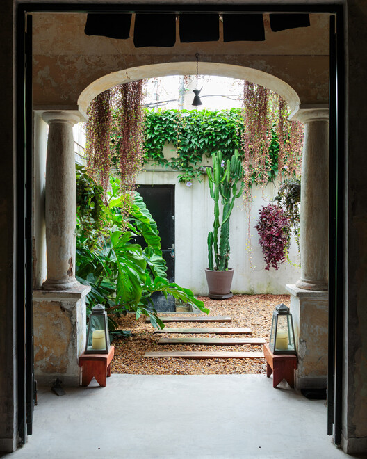 Godai Ceramic Studio / IBERÊ STUDIO Godai Ceramic Studio / IBERÊ STUDIO - Interior Photography, Arch, Concrete, Garden, Courtyard, Column, Arcade