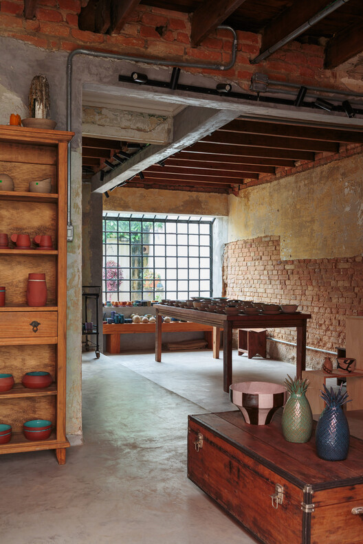 Godai Ceramic Studio / IBERÊ STUDIO Godai Ceramic Studio / IBERÊ STUDIO - Interior Photography, Living Room, Wood, Table, Shelving, Brick, Chair, Beam