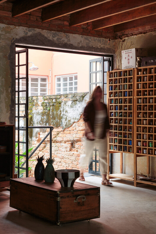 Godai Ceramic Studio / IBERÊ STUDIO Godai Ceramic Studio / IBERÊ STUDIO - Interior Photography, Wood, Lighting, Shelving