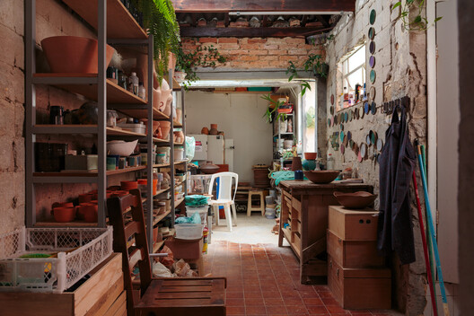 Godai Ceramic Studio / IBERÊ STUDIO Godai Ceramic Studio / IBERÊ STUDIO - Interior Photography, Shelving, Chair