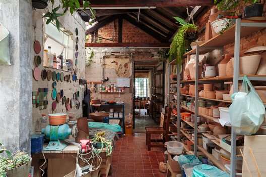 Godai Ceramic Studio / IBERÊ STUDIO Godai Ceramic Studio / IBERÊ STUDIO - Interior Photography, Shelving