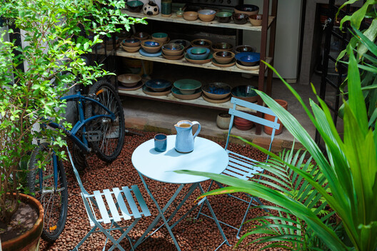 Godai Ceramic Studio / IBERÊ STUDIO Godai Ceramic Studio / IBERÊ STUDIO - Interior Photography, Table, Chair, Garden, Patio, Courtyard