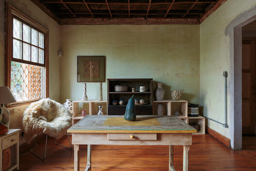 Godai Ceramic Studio / IBERÊ STUDIO Godai Ceramic Studio / IBERÊ STUDIO - Interior Photography, Wood, Table, Lighting, Chair, Shelving