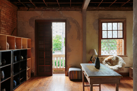 Godai Ceramic Studio / IBERÊ STUDIO Godai Ceramic Studio / IBERÊ STUDIO - Interior Photography, Wood, Lighting, Shelving