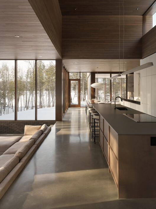 Breathe Lodge Residence / Jérôme Lapierre Architecte Breathe Lodge Residence / Jérôme Lapierre Architecte - Interior Photography, Kitchen, Wood, Glass, Chair