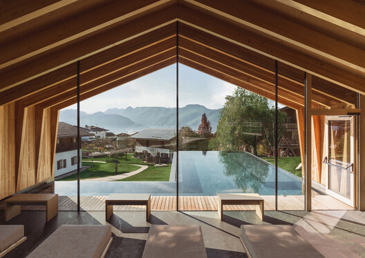 Pineta Nature Resort / MICHELE SICHER ARCHITETTO Pineta Nature Resort / MICHELE SICHER ARCHITETTO - Image 7 of 37