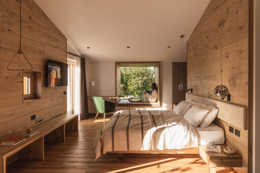 Pineta Nature Resort / MICHELE SICHER ARCHITETTO Pineta Nature Resort / MICHELE SICHER ARCHITETTO - Interior Photography, Bedroom, Wood, Bed, Chair