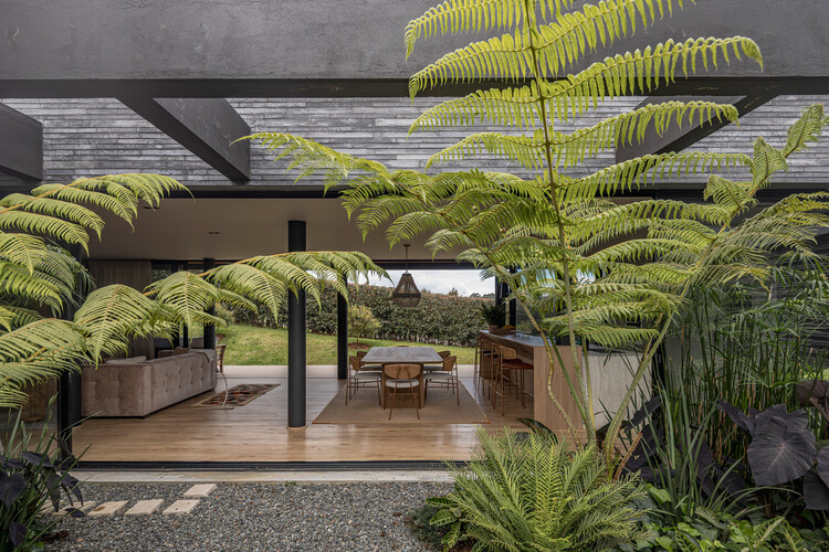 Casa de los Patios / Alejandro Restrepo-Montoya Arquitectura + EstudioCentral - Casas