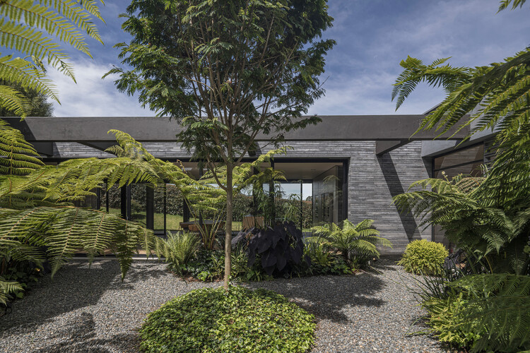 Casa de los Patios / Alejandro Restrepo-Montoya Arquitectura + EstudioCentral - Fotografía exterior, Jardín