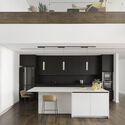 Casa J / Hulot - Fotografía interior, Casas, Cocina, Encimera, Sillas, Mesas