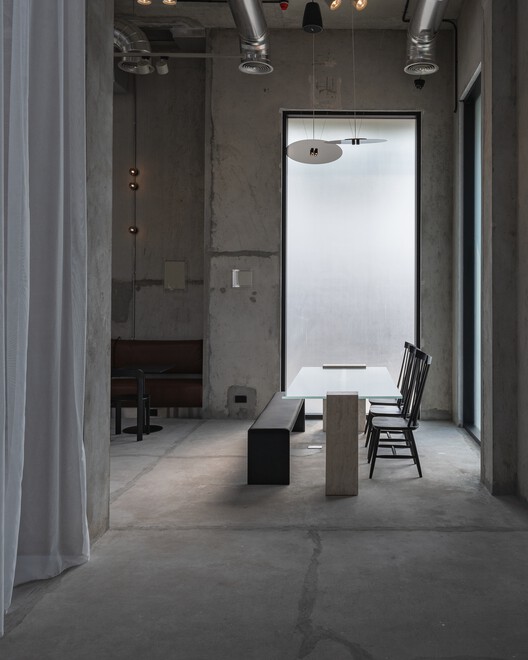 Koncrete Space / shell+core - Interior Photography, Chair