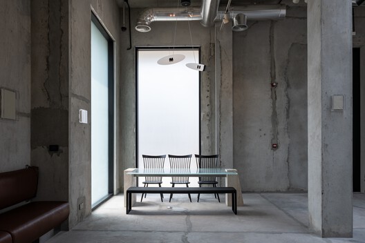 Koncrete Space / shell+core - Interior Photography, Chair