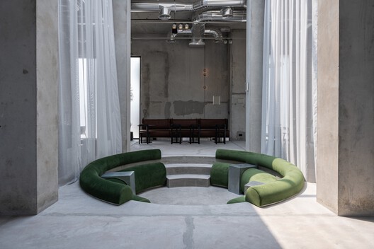 Koncrete Space / shell+core - Interior Photography, Living Room, Concrete, Chair