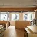 一门社工作间 2026 / amass - 室内图, 办公室内设计, 厨房, 灯, 桌子, 椅子