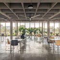 Edificio de Aulas, laboratorios y zonas de bienestar Universidad Nacional de Colombia Sede la Paz / Taller de Arquitectura Universidad Nacional Sede Manizales - Fotografía interior, Comedor, Sillas, Vidrio