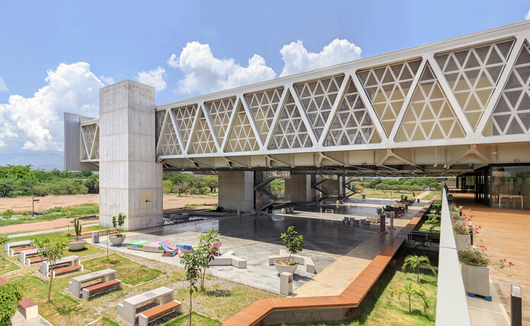 Edificio de Aulas, laboratorios y zonas de bienestar Universidad Nacional de Colombia Sede la Paz / Taller de Arquitectura Universidad Nacional Sede Manizales - Fotografía exterior