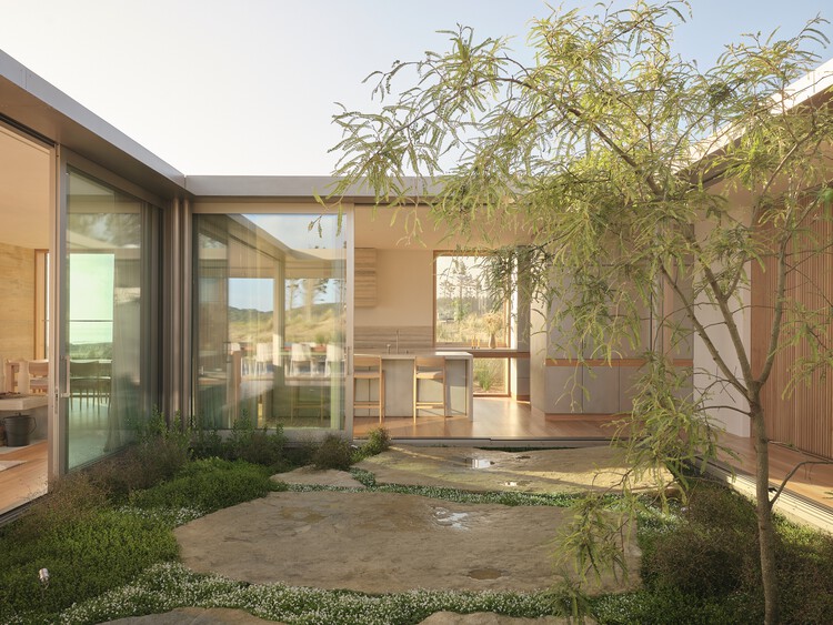 Roberts Gray Architects'ten Te Arai'de Double Courtyard House