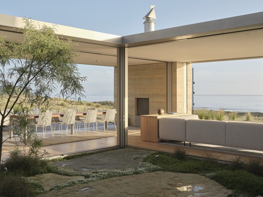 Double Courtyard House / Roberts Gray Architects Double Courtyard House / Roberts Gray Architects - Exterior Photography, Concrete, Chair, Patio
