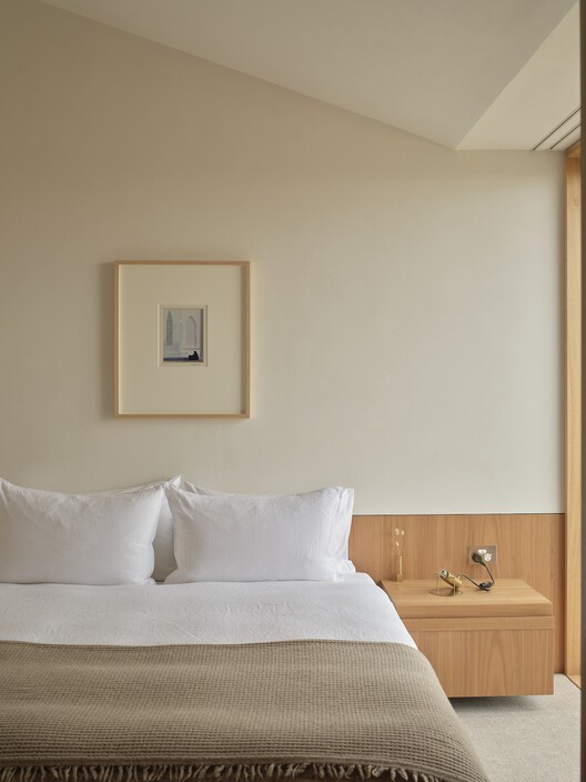 Double Courtyard House / Roberts Gray Architects Double Courtyard House / Roberts Gray Architects - Interior Photography, Bedroom, Wood, Bed, Lighting
