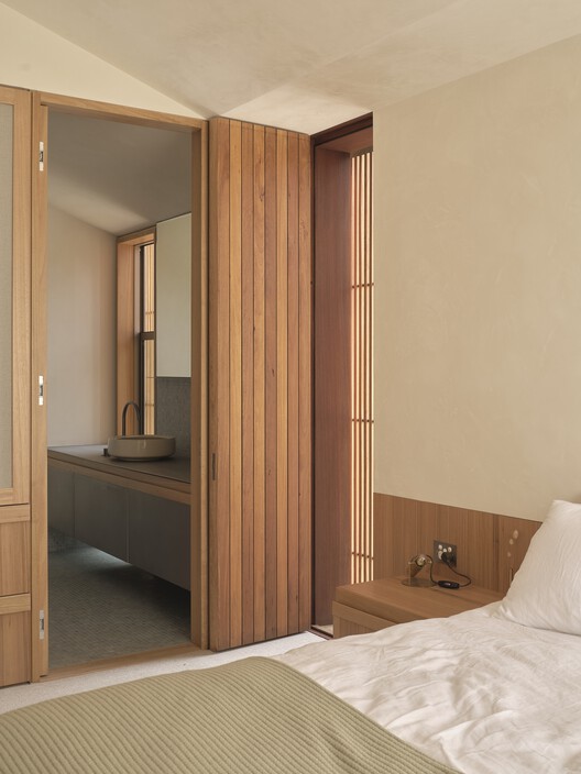 Double Courtyard House / Roberts Gray Architects Double Courtyard House / Roberts Gray Architects - Interior Photography, Bedroom, Wood, Lighting, Bed