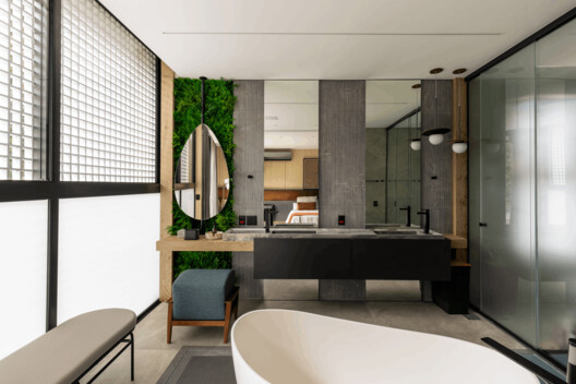 C21 Residence / Raiz Arquitetura C21 Residence / Raiz Arquitetura - Interior Photography, Wood, Lighting, Bathroom, Glass, Bathtub, Countertop, Sink