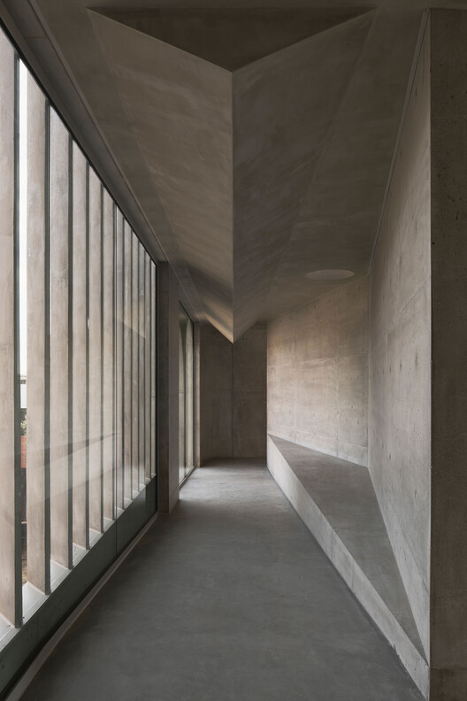 Gallery For A Tree "Flyover" Marcellin College  / Farrell Wray Architects - Image 4 of 38