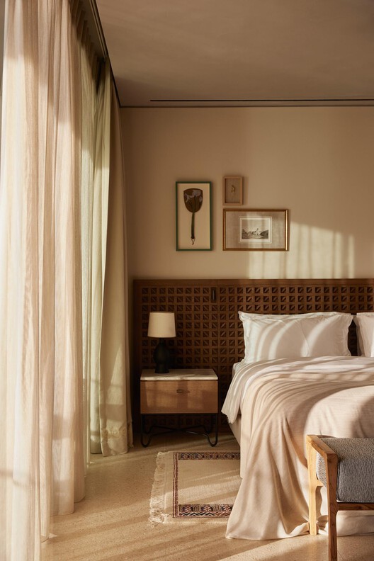 Mandarin Oriental Costa Navarino / A.N. Tombazis & Associates Architects + K-Studio Mandarin Oriental Costa Navarino / A.N. Tombazis & Associates Architects + K-Studio - Interior Photography, Bedroom, Wood, Bed, Lighting