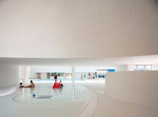 The Shape of Water: 20 Aquatic Centers Building Collective Landscapes The Shape of Water: 20 Aquatic Centers Building Collective Landscapes - Image 16 of 40