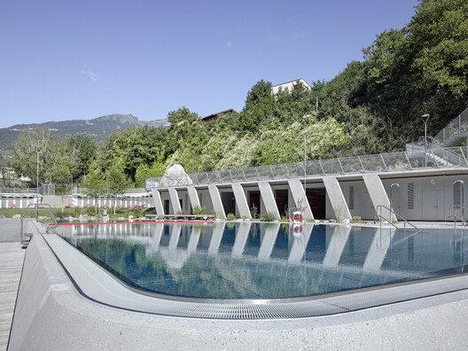 The Shape of Water: 20 Aquatic Centers Building Collective Landscapes The Shape of Water: 20 Aquatic Centers Building Collective Landscapes - Image 3 of 40