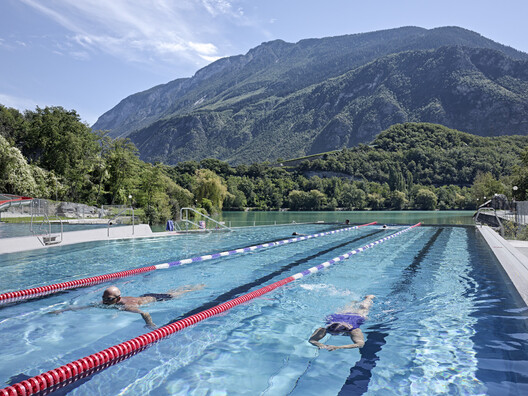 The Shape of Water: 20 Aquatic Centers Building Collective Landscapes The Shape of Water: 20 Aquatic Centers Building Collective Landscapes - Image 7 of 40