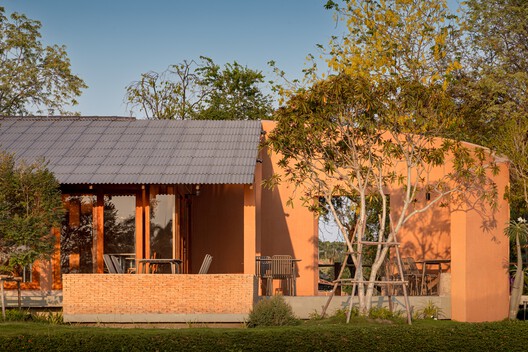 Naya Restaurant Ayutthaya / BodinChapa Architects Naya Restaurant Ayutthaya / BodinChapa Architects - Exterior Photography, Garden