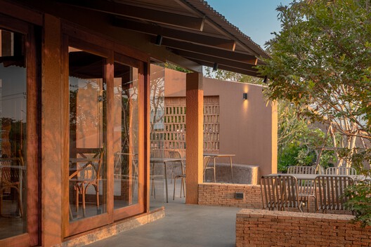 Naya Restaurant Ayutthaya / BodinChapa Architects Naya Restaurant Ayutthaya / BodinChapa Architects - Exterior Photography, Wood, Chair, Beam, Patio, Deck