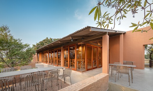 Naya Restaurant Ayutthaya / BodinChapa Architects Naya Restaurant Ayutthaya / BodinChapa Architects - Exterior Photography, Wood