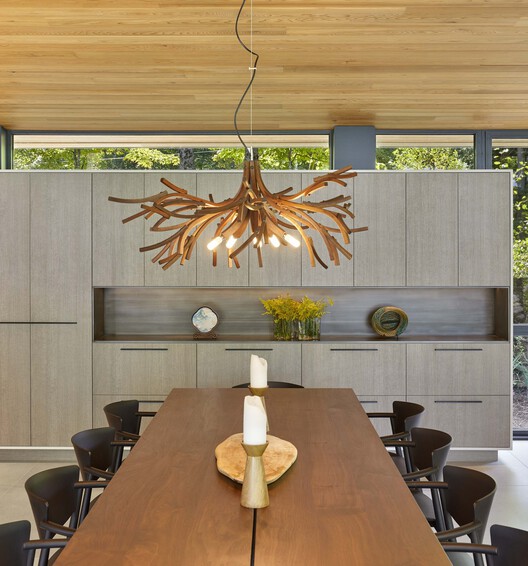 Percy Lake Cottage / Michael Taylor Architecture + Design Percy Lake Cottage / Michael Taylor Architecture + Design - Interior Photography, Dining room, Lighting, Wood