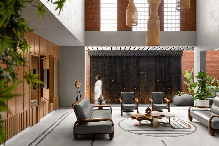 Anthill House / Kaushal TaTiya Architects - İç Mekan Fotoğrafçılığı, Oturma Odası, Ahşap, Masa, Sandalye
