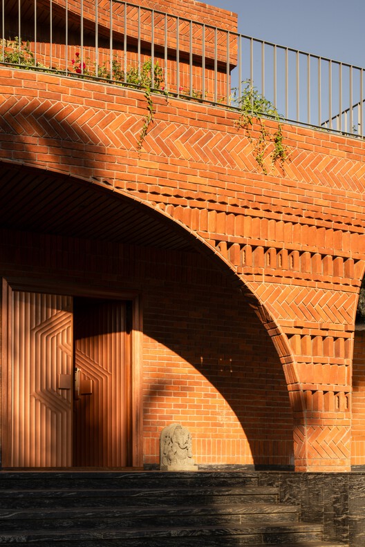  Anthill House / Kaushal TaTiya Architects - Interior Photography, Brick, Arch, Arcade