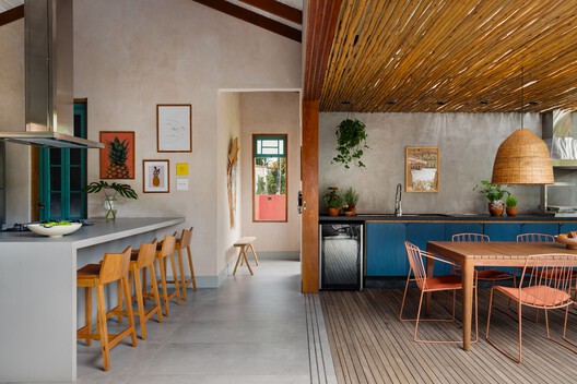 Caiçara House / Studio Carlito e Renata Pascucci - Interior Photography, Dining room, Wood, Kitchen, Table, Chair, Countertop, Lighting