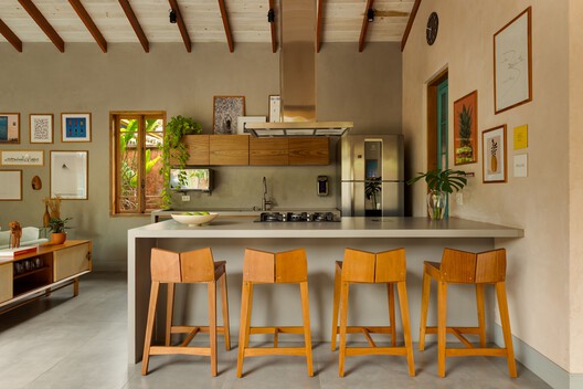 Caiçara House / Studio Carlito e Renata Pascucci - Interior Photography, Kitchen, Wood, Countertop, Table, Chair