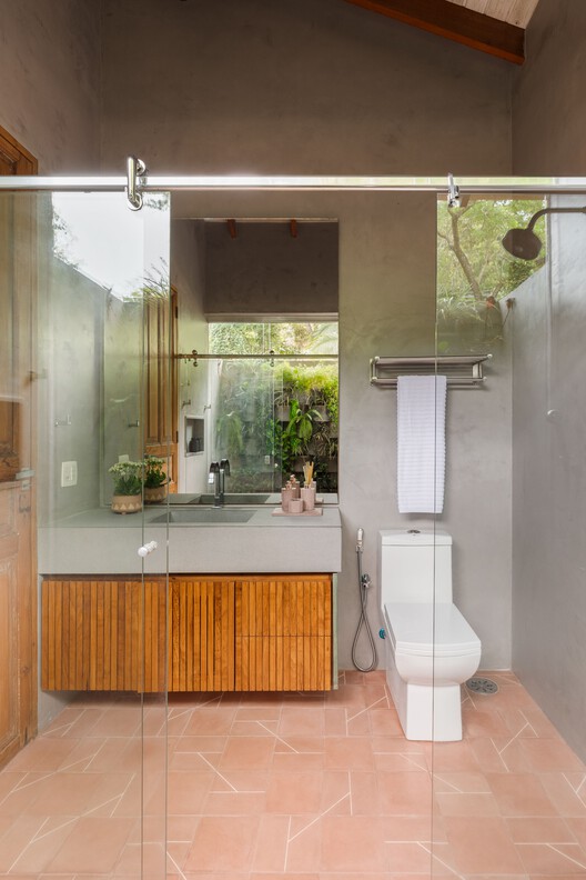 Caiçara House / Studio Carlito e Renata Pascucci - Interior Photography, Bathroom, Wood, Sink, Lighting, Countertop, Glass