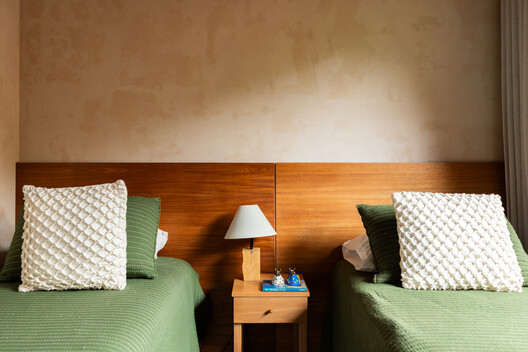 Caiçara House / Studio Carlito e Renata Pascucci - Interior Photography, Bedroom, Wood, Bed, Sofa